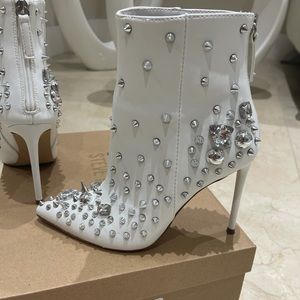 Women’s Steve Madden ankle boots worn once with box so 7